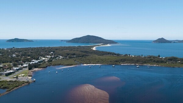 Sydney Tour: Dolphin Lagoons and Sand Dunes of Port Stephens