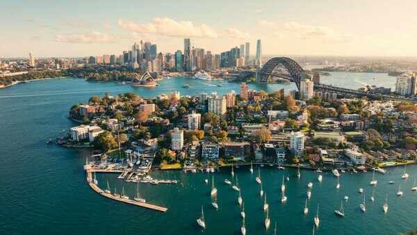 Historical Centre and Eastern and Northern Suburbs Tour